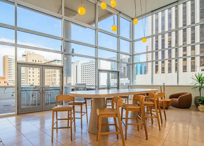 1br Modern In Dt Highrise With Gym, Parking, Pool And W-d