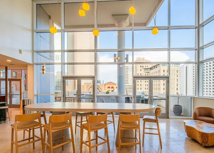 Apartment 1br Modern In Dt Highrise With Gym, Parking, Pool And W-d