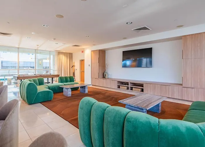 Apartment 1br Modern In Dt Highrise With Gym, Parking, Pool And W-d