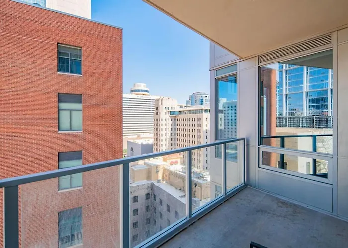 1br Modern In Dt Highrise With Gym, Parking, Pool And W-d *