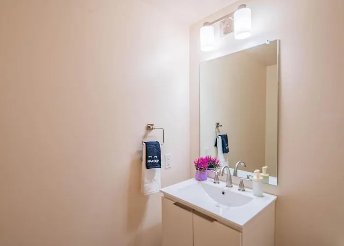 1br Modern In Dt Highrise With Gym, Parking, Pool And W-d *