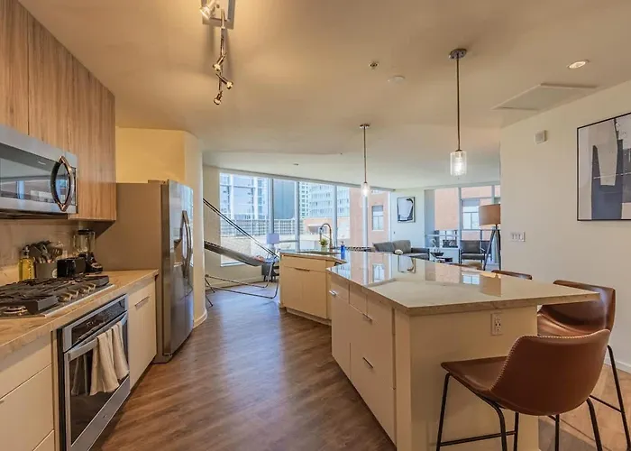 1br Modern In Dt Highrise With Gym, Parking, Pool And W-d Phoenix