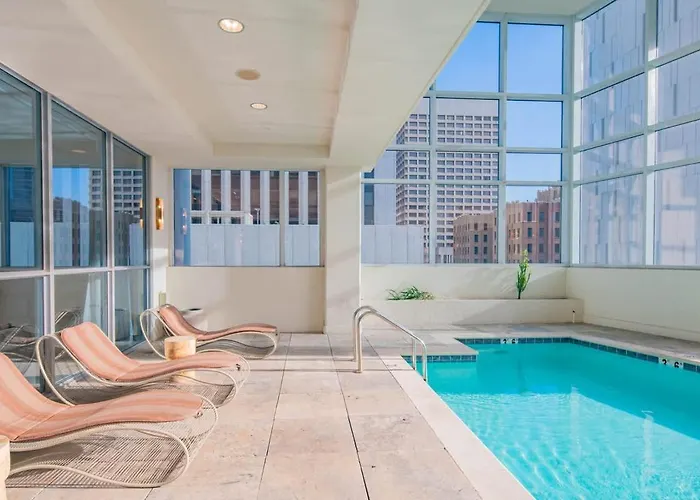 1br Modern In Dt Highrise With Gym, Parking, Pool And W-d Phoenix